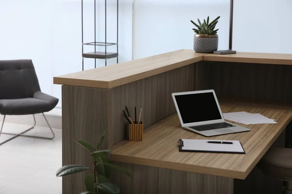 Стильный Современный Деревянный Стол Ноутбуком Помещении Администратор Рабочем Месте — стоковое фото