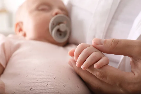 Madre Con Lindo Bebé Dormido Primer Plano Las Manos —  Fotos de Stock