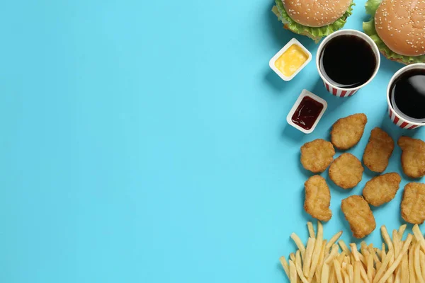 Composição Flat Lay Com Delicioso Menu Fast Food Fundo Azul — Fotografia de Stock