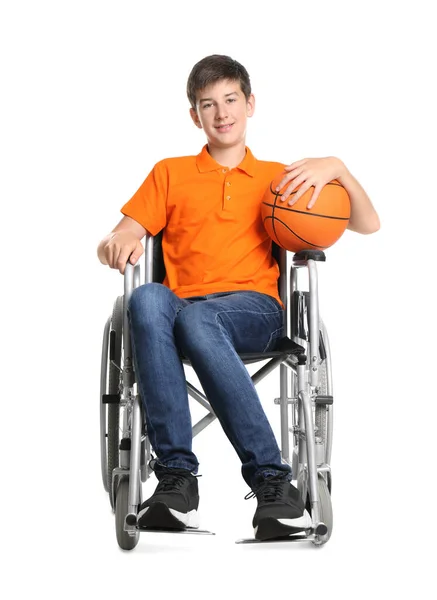 Adolescente Discapacitado Silla Ruedas Con Pelota Baloncesto Sobre Fondo Blanco — Foto de Stock