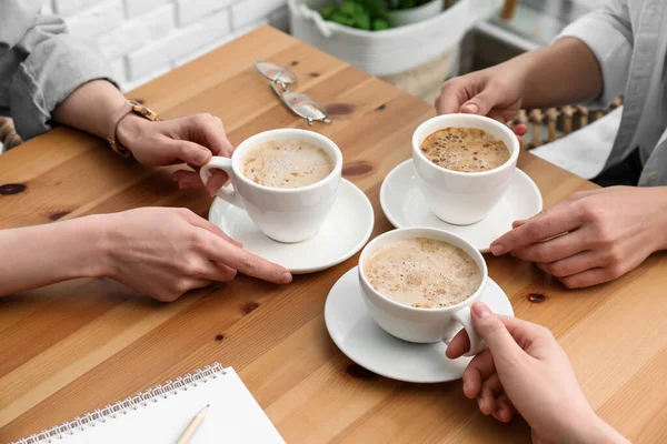 Жінки Чашками Кави Столом Кафе Крупним Планом — стокове фото