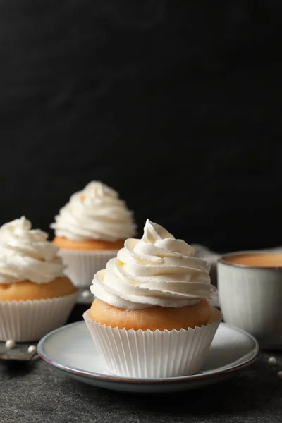 Délicieux Cupcakes Crème Sur Table Grise Espace Pour Texte — Photo
