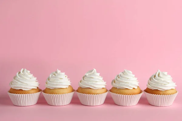 Deliciosos Cupcakes Com Creme Branco Fundo Rosa Espaço Para Texto — Fotografia de Stock