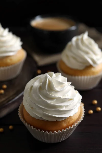 Deliciosos Cupcakes Con Crema Blanca Mesa Madera Primer Plano — Foto de Stock