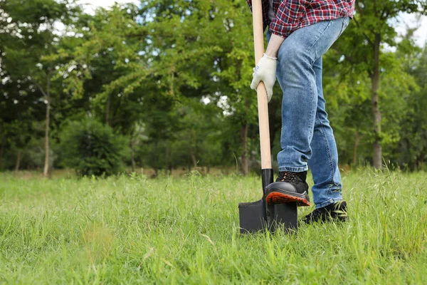 Arbeiter Graben Erde Mit Schaufel Freien Nahaufnahme — Stockfoto