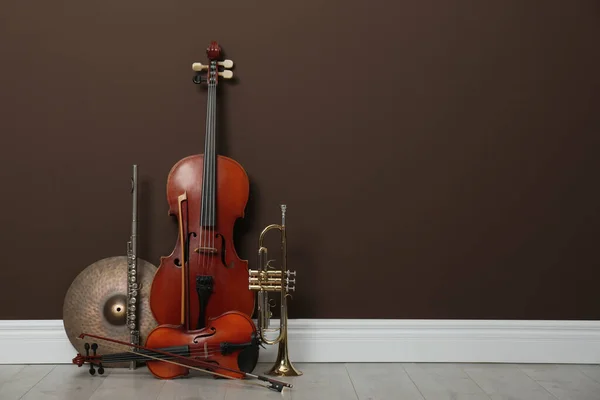 Conjunto Diferentes Instrumentos Musicais Perto Parede Marrom Dentro Casa Espaço — Fotografia de Stock