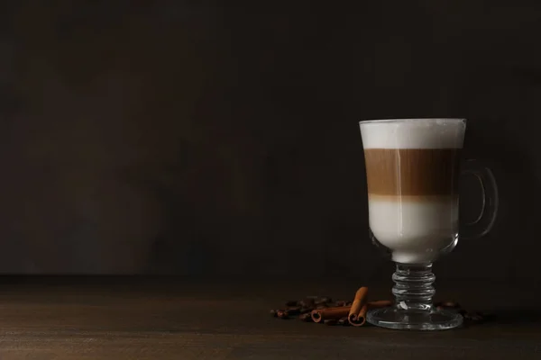 Café Quente Com Leite Copo Vidro Feijão Paus Canela Mesa — Fotografia de Stock