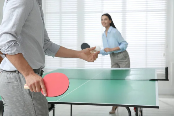 Деловые Люди Играют Пинг Понг Офисе Фокусируются Теннисной Ракетке — стоковое фото
