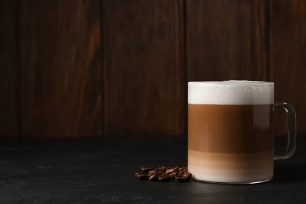 Glasschale Mit Köstlichem Geschichtetem Kaffee Und Bohnen Auf Schwarzem Tisch — Stockfoto