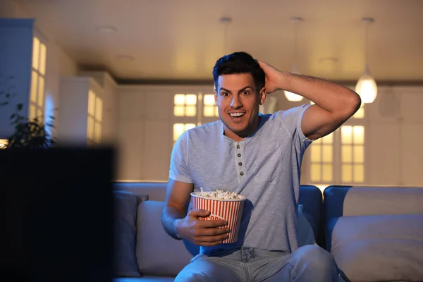 Mężczyzna Ogląda Film Popcornem Kanapie Nocy — Zdjęcie stockowe