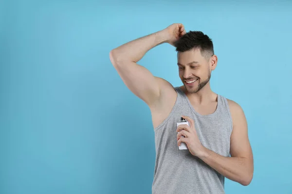 Hombre Guapo Aplicando Desodorante Sobre Fondo Turquesa Espacio Para Texto —  Fotos de Stock