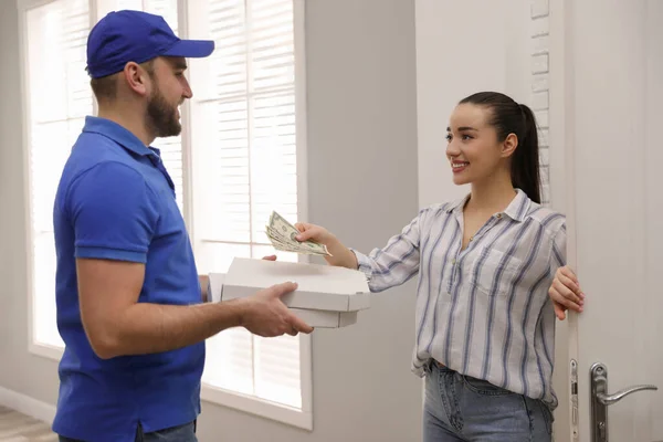 Νεαρή Γυναίκα Δίνει Συμβουλές Για Deliveryman Εσωτερικούς Χώρους — Φωτογραφία Αρχείου