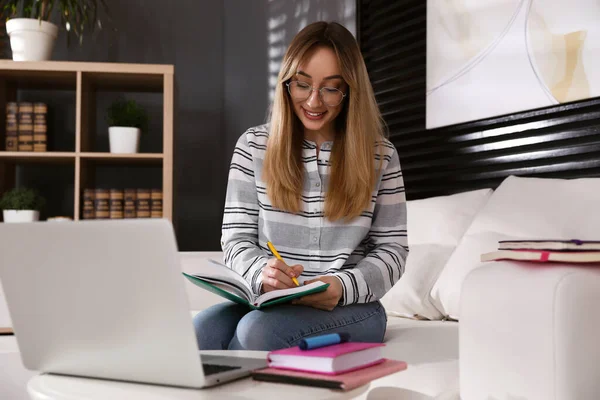 Jonge Vrouw Schrijft Notities Tijdens Webinar Thuis — Stockfoto