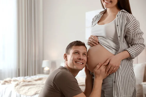 Jonge Zwangere Vrouw Met Haar Man Thuis Close — Stockfoto