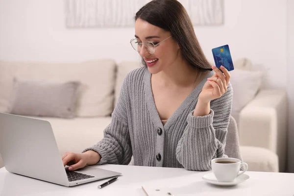 Kobieta Kartą Kredytową Pomocą Laptopa Zakupów Online Przy Białym Stole — Zdjęcie stockowe