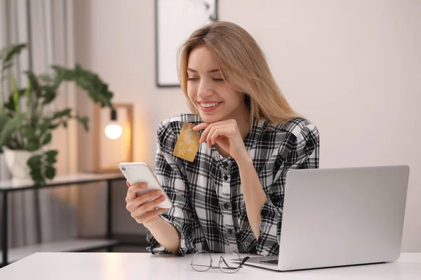 Mulher Com Cartão Crédito Usando Smartphone Para Compras Line Mesa — Fotografia de Stock