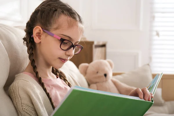 Bonito Livro Leitura Menina Sofá Casa — Fotografia de Stock