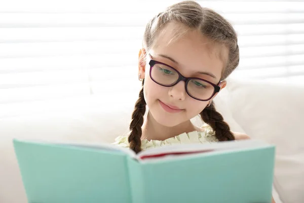 Χαριτωμένο Κοριτσάκι Ανάγνωση Βιβλίο Κοντά Στο Παράθυρο Στο Σπίτι — Φωτογραφία Αρχείου