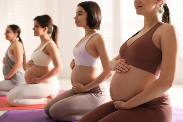 Grup Femei Gravide Care Practică Yoga Sala Sport Closeup — Fotografie, imagine de stoc