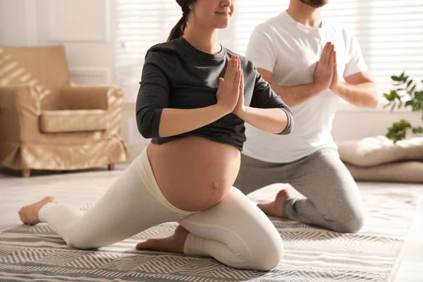 Femeie Însărcinată Tânără Soțul Practicând Yoga Acasă Closeup — Fotografie, imagine de stoc