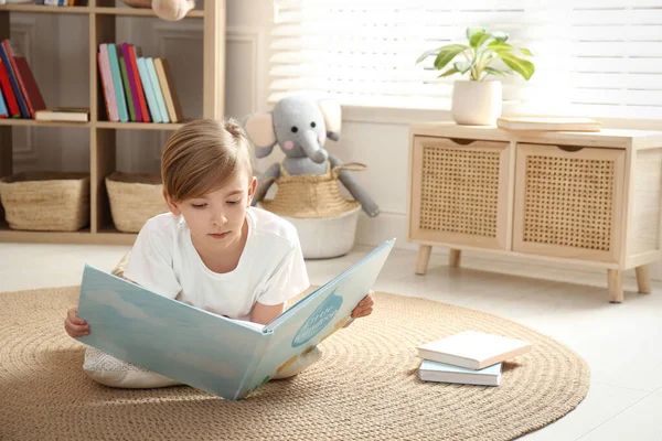 Μικρό Αγόρι Διαβάζει Βιβλίο Στο Πάτωμα Στο Σπίτι — Φωτογραφία Αρχείου