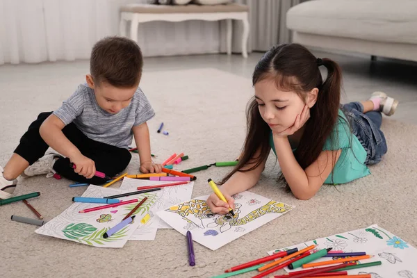 귀여운 어린이들 바닥에 그림을 색칠하는 — 스톡 사진