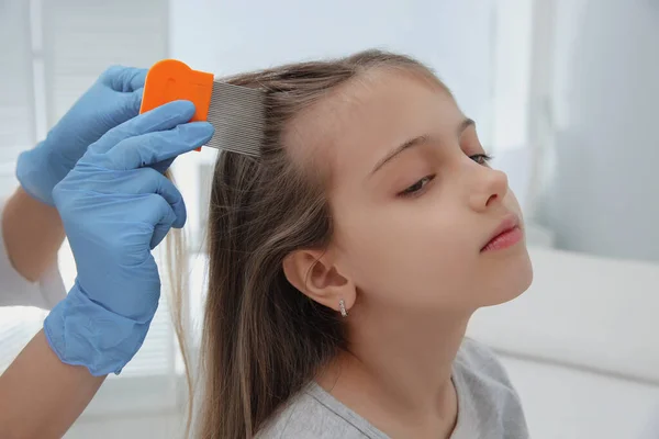 Doctor Using Nit Comb Girl Hair Clinic Lice Treatment — Stock Photo, Image