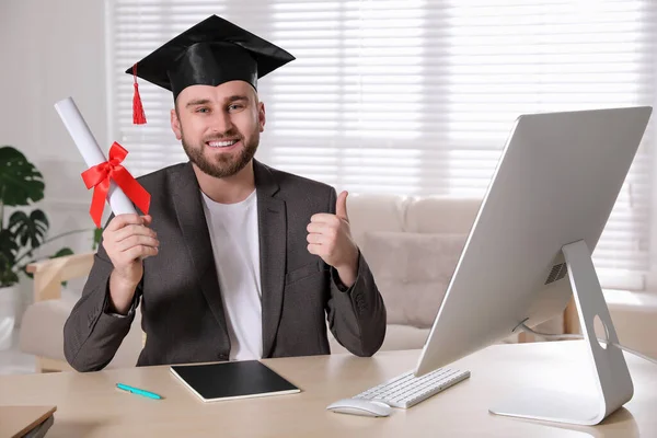 Gelukkige Student Met Afstudeerhoed Diploma Werkplek Functie — Stockfoto