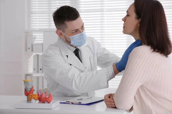 Médico Examinando Glándula Tiroides Del Paciente Hospital — Foto de Stock