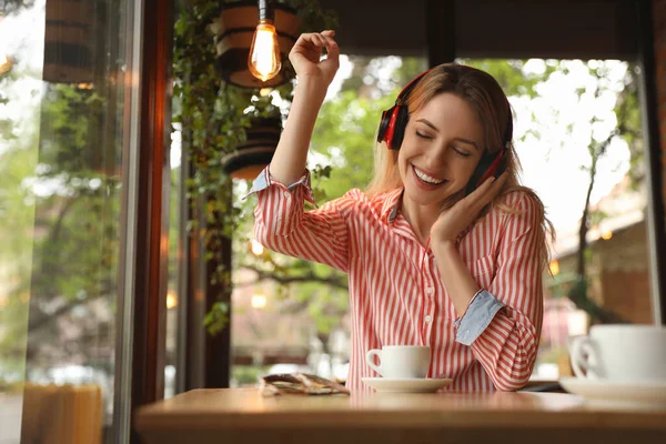Νεαρή Γυναίκα Ακουστικά Που Ακούει Μουσική Στο Cafe — Φωτογραφία Αρχείου
