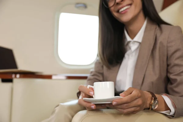 Empresária Com Xícara Café Avião Durante Voo Close — Fotografia de Stock
