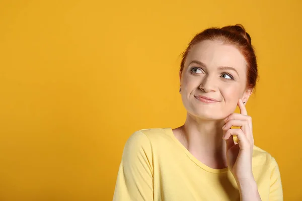 Retrato Mulher Ruiva Feliz Fundo Amarelo Espaço Para Texto — Fotografia de Stock