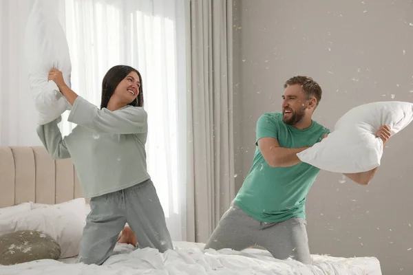 Счастливая Молодая Пара Веселится Битва Подушками Спальне — стоковое фото