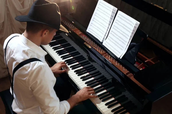 Homem Tocar Piano Dentro Casa Acima Vista Músico Talentoso — Fotografia de Stock