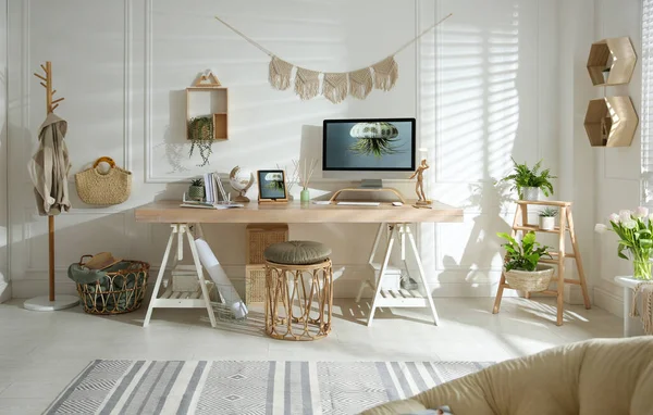 Intérieur Élégant Bureau Domicile Avec Lieu Travail Confortable — Photo