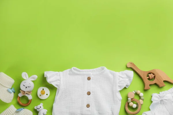 Composición Plana Con Ropa Bebé Accesorios Sobre Fondo Verde Espacio — Foto de Stock