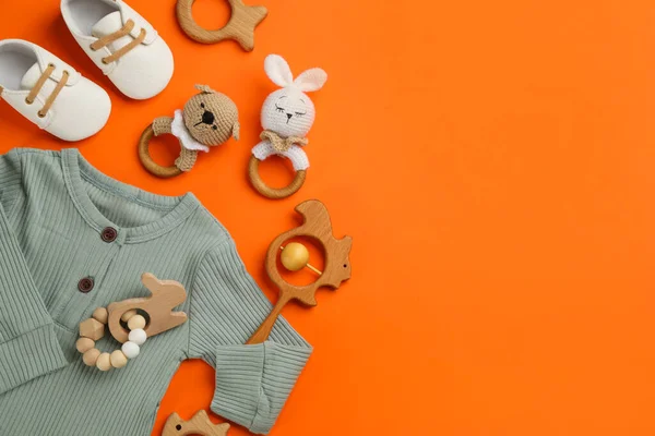 Composición Plana Con Ropa Bebé Accesorios Sobre Fondo Naranja Espacio —  Fotos de Stock