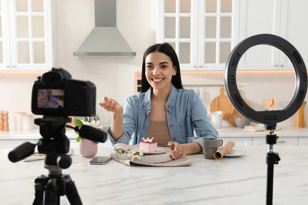 Блогер Смачним Відеозаписом Торта Кухні Вдома Використання Кільцевої Лампи Камери — стокове фото
