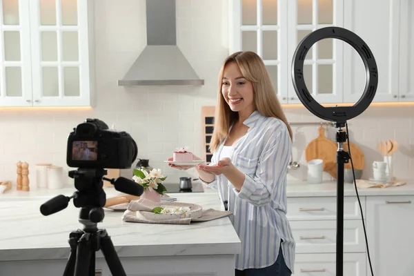 부엌에서 맛있는 케이크 영상을 녹화하는 블로거 램프와 카메라를 — 스톡 사진