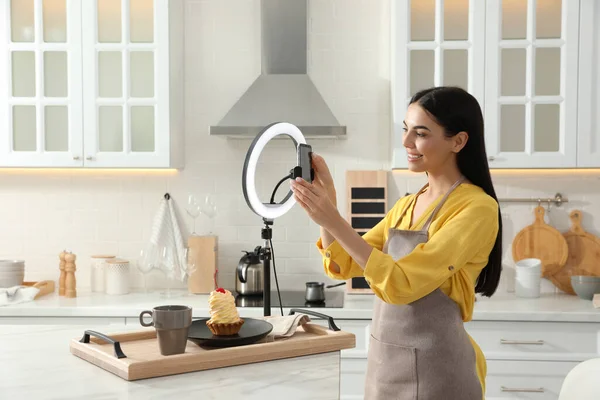 Blogger Che Prepara Registrazione Video Cucina Casa Utilizzando Smartphone Lampada — Foto Stock