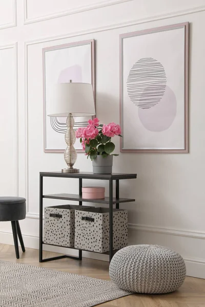 Konsolbord Med Vacker Hortensia Blomma Och Lampa Nära Vit Vägg — Stockfoto