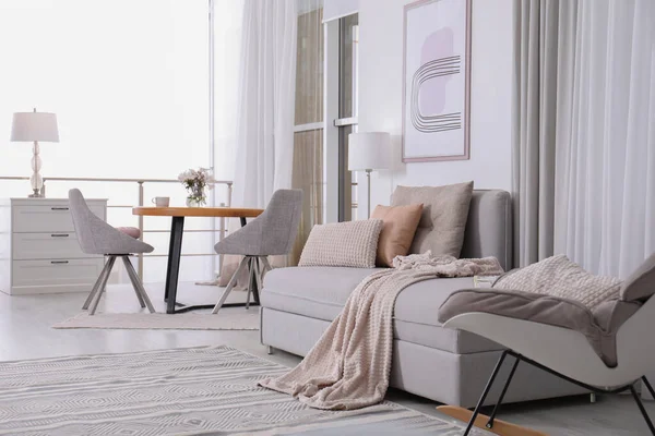 Interior Del Apartamento Contemporáneo Con Muebles Elegantes —  Fotos de Stock
