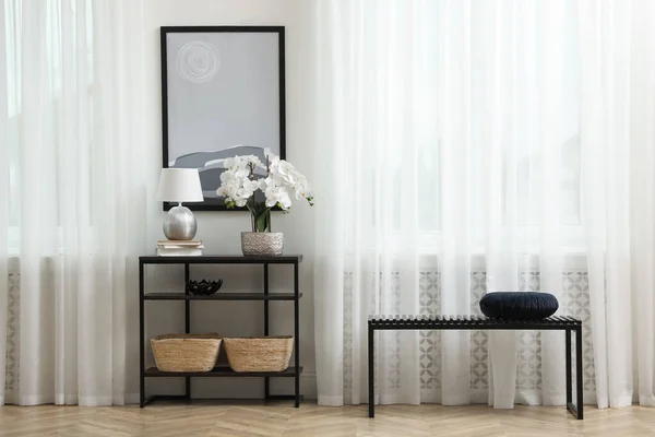 Elegantes Interieur Mit Neuen Möbeln Und Blühender Orchidee — Stockfoto