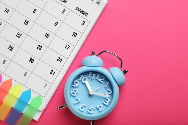Wekker Klok Kalender Roze Achtergrond Plat Lag Met Ruimte Voor — Stockfoto