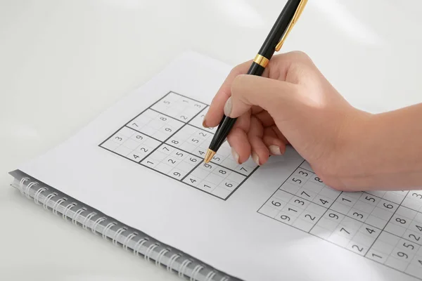 Femme Résolution Puzzle Sudoku Table Blanche Gros Plan — Photo