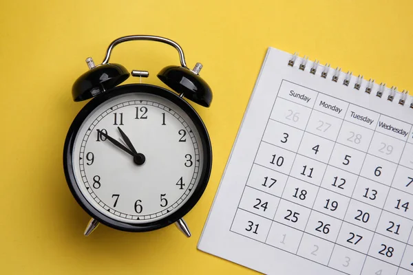 Relógio Alarme Calendário Fundo Amarelo Flat Lay Conceito Lembrete — Fotografia de Stock
