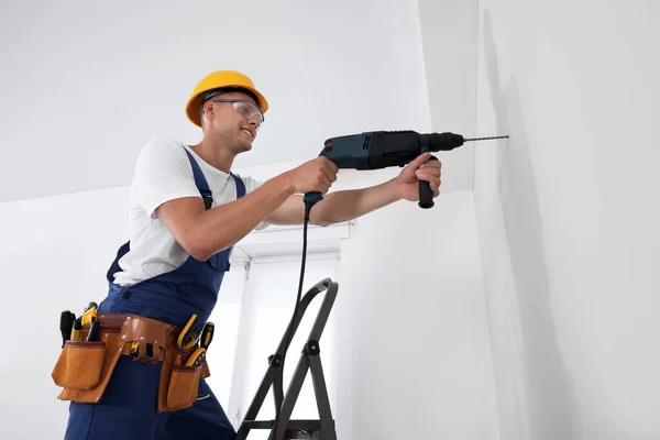 Trabajador Que Usa Taladro Eléctrico Interiores Vista Ángulo Bajo — Foto de Stock