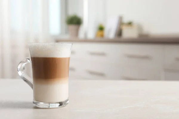 Copo Vidro Delicioso Café Camadas Mesa Mármore Leve Dentro Casa — Fotografia de Stock