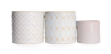 Beyaz arkaplanda farklı seramik saksılar