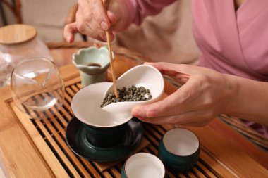 Masada geleneksel çay seremonisi düzenlemek, yakın plan.